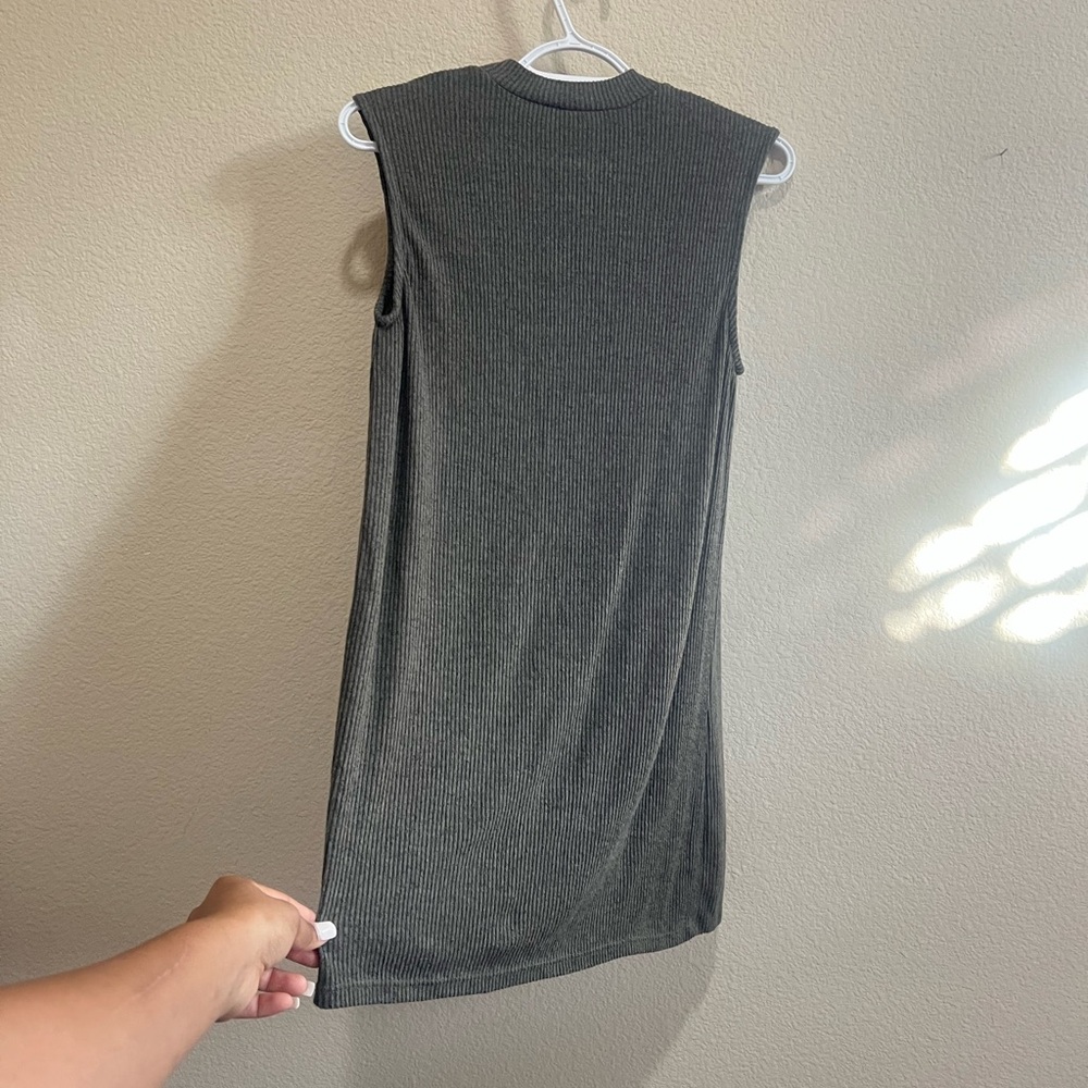 Sleeveless Ribbed Split Shirt - Picture 2 of 4
